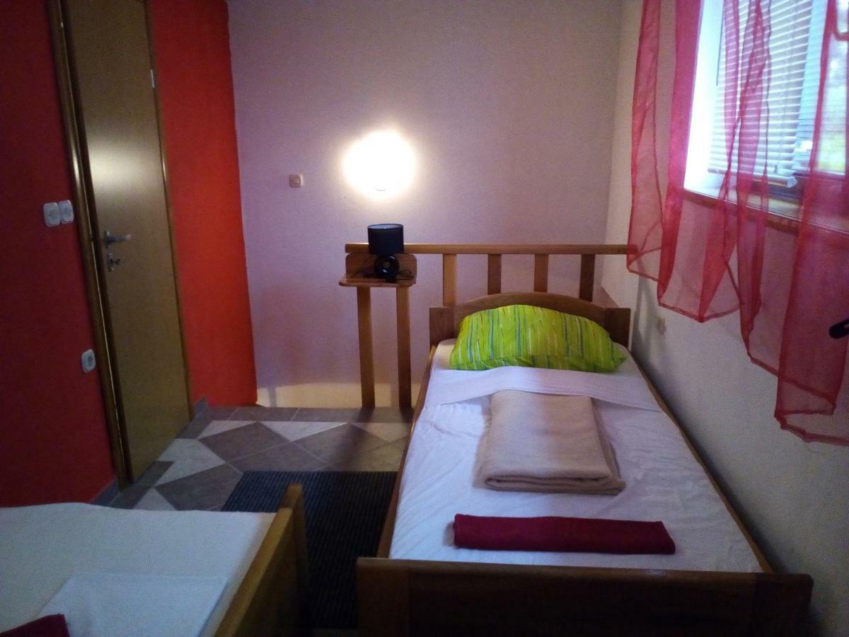 Studio apartman Hrast Seline Exterior foto